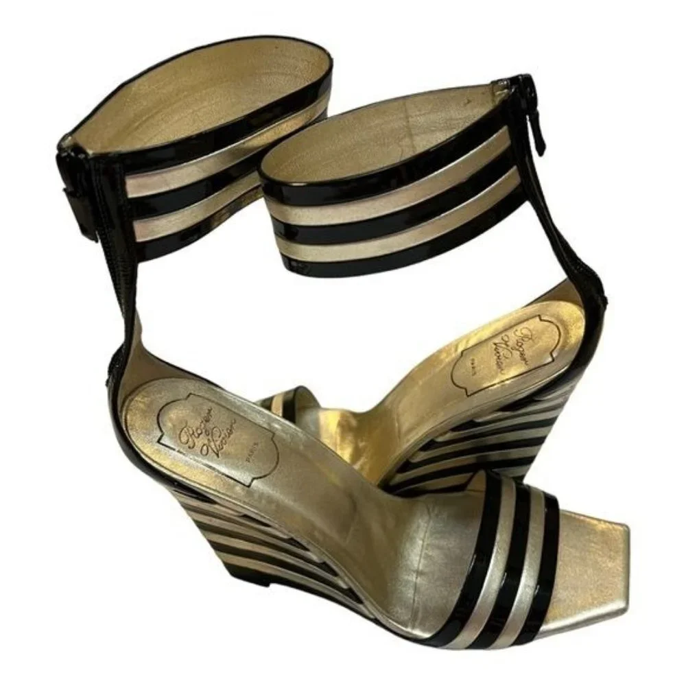 ROGER VIVIER Black Gold Stripe Patent Leather Wedge Sandals Sz 40 US 10 - Picture 2 of 16